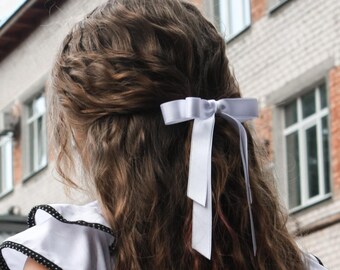 Lazo de pelo de cola larga de satén blanco: accesorio para despedida de soltera