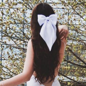 Lange Satinschleife Langhaarschleife Bachelorette Accessoires langer Schwanz Haarschleife Bräute gemacht Geschenk Hochzeit Accessoires lange Haarschleife Clip