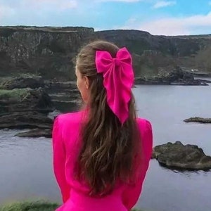 ホットピンクのヘアボウ、女性用大型サテンヘアボウ、バブルガムボウ、大人用ピンクヘアボウ、女の子用フューシャヘアボウ、ピンクボウクリップ、サテンボウバレッタ