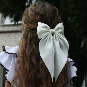 Elfenbein Satinschleife mit langem Schwanz Einzelschleife mit Haarspange Braut Ivory Satin Haarschleife für Junggesellinnenabschied Einzelkamm Satinschleife Weiß