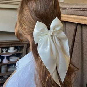 Elfenbein Satinschleife mit langem Schwanz Einzelschleife mit Haarspange Braut Ivory Satin Haarschleife für Junggesellinnenabschied Einzelkamm Satinschleife Weiß