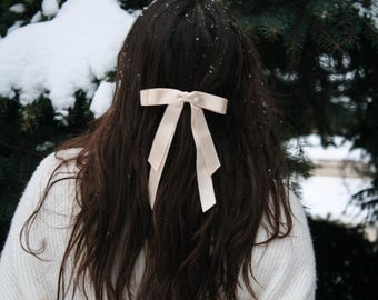 Ivory bow hair clip for bride, luxury satin ribbon, barrette, bridal shower, wedding hairstyle, headpiece, elegant hair accessories