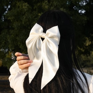 Große Ivory Satin Haarschleife, Hochzeit Haarschleife, klassische Elfenbein Schleife, Schleifen für Damen, Schleife für Mädchen, Brautjungfer Schleife, Satinschleife