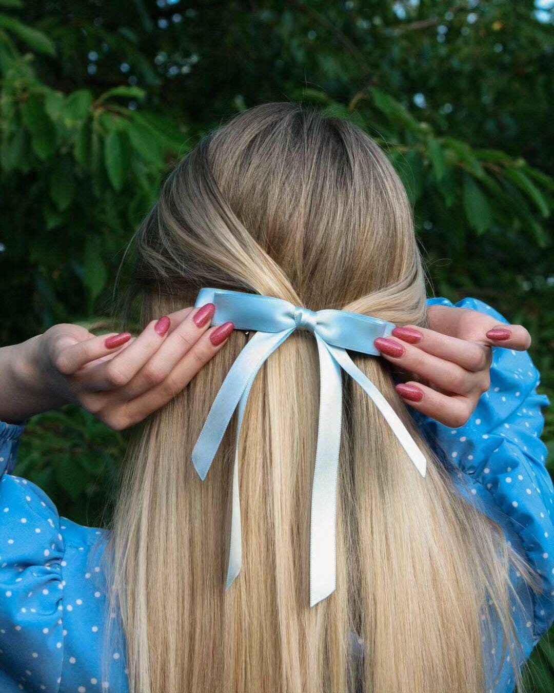 Aunthvra Braut-Haarschleife Mit 'Bride To Be' Stickerei – Weißes Satinband, Blaue Schrift, Perfekt Für Junggesellinnenabschied & Hochzeit