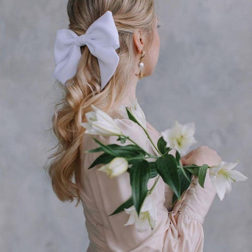 Xo, Fetti Fiocco Per Capelli Bianco Con Ricamo 'Bride To Be' In Blu - Accessorio Per Addio Al Nubilato
