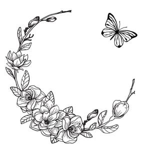 K&ouml;nnte beinhalten: Eine Schwarzwei&szlig;-Zeichnung eines Blumenkranzes mit einem Schmetterling, der dar&uuml;ber fliegt. Der Kranz besteht aus Magnolienbl&uuml;ten und -bl&auml;ttern.