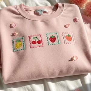 Sudadera con bordado de sellos de frutas de verano, cuello redondo con bordado de mandarina, limonada, cereza y fresa, con sellos postales vintage bordados.