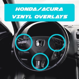 Può includere: Volante nero con il logo Honda al centro. L'immagine presenta rivestimenti in vinile per veicoli Honda/Acura. Il testo "HONDA/ACURA VINYL OVERLAYS" è visualizzato in un rettangolo blu nella parte superiore dell'immagine.