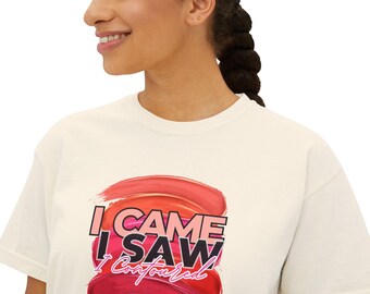 Vine, vi, contorneé, sentido de la moda, The Posh Stone, camiseta cuadrada para mujer, pincelada de lápiz labial texturizada