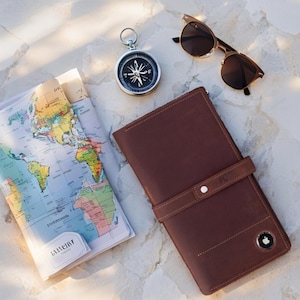 Carteira de viagem de couro com compartimento para AirTag – Porta-passaporte e organizador personalizado – Porta-cartões de crédito e identidade – Presente de viagem para homens e mulheres