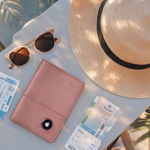 Capa de passaporte de couro personalizada – Carteira de viagem personalizada com compartimento para AirTag opcional – Carteira de viagem de couro personalizada