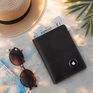 Familienreisegeschenk - Lederpasshülle mit AirTag-Steckplatz - personalisierte Reisebrieftasche für Sie oder Ihn - Geschenk für die Sommerferien