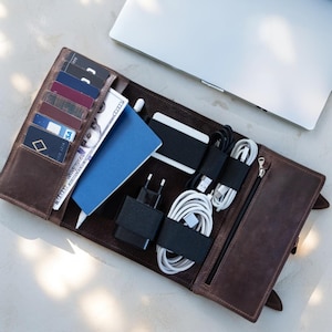 Personalisierte Leder Reisebrieftasche - Kabel-Organizer, Reisepass, Kartenfächer, Business-Geschenke für Ihn, Travel Tech Case