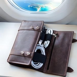 ケーブル収納、パスポートポケット、カードスロット付きレザーテックオーガナイザーウォレット - 男性用旅行必需品、彼へのカスタムギフト