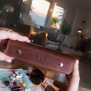 Porte-comprimés en cuir pour le voyage - Organiseur de médicaments portable avec compartiments quotidiens - Cadeau fait main pour homme et femme actif