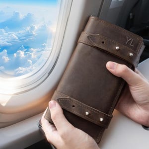 ケーブルスロットとパスポートポケット付きのカスタムレザートラベルウォレット - 旅行好きの彼、彼女、カップルへの贅沢なギフト