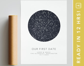 Könnte beinhalten: Ein rechteckiger Druck mit einer kreisförmigen, dunkelblauen Sternenkarte mit weißen Sternbildern. Unter dem Kreis steht der Text OUR FIRST DATE, JAMES & GRACE, THE ALCHEMIST, MANCHESTER, 12/11/2023. Links daneben befindet sich eine braune Papprolle.