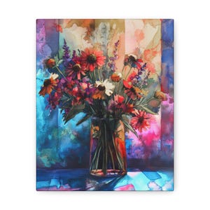 Può includere: Un vivace dipinto ad acquerello di un bouquet di fiori in un vaso di vetro trasparente. I fiori sono un mix di rosso, arancione, bianco e viola, con foglie verdi. Lo sfondo presenta strisce verticali blu, rosa e arancioni.