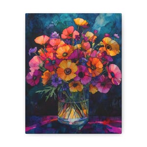 Può includere: Un dipinto ad acquerello di un bouquet di fiori in un vaso di vetro trasparente. I fiori sono un mix di arancione, giallo, rosa e viola, su uno sfondo blu scuro. Il dipinto è su tela.