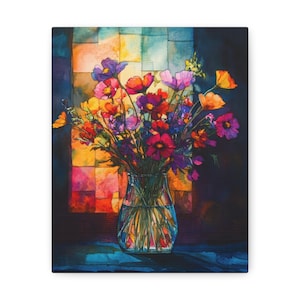 Può includere: Un vivace dipinto ad acquerello di un bouquet di fiori in un vaso di vetro trasparente. I fiori sono un mix di rosso, viola, arancione e giallo, su uno sfondo astratto colorato. L'opera d'arte è su tela.