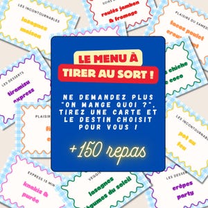 Puede incluir: Un conjunto de tarjetas de recetas con un fondo a cuadros azul y blanco. La tarjeta central dice "LE MENU À TIRER AU SORT!" con el texto "+150 repas" debajo. Otras tarjetas muestran nombres de comidas como "lasagnes maison" y "tiramisu express".
