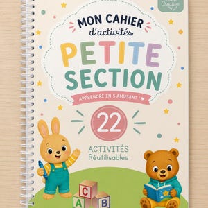 Peut inclure: Un cahier d'activités à spirales intitulé Mon Cahier d'activités Petite Section avec une couverture crème illustrée d'un lapin et d'un ours, des étoiles colorées, des cubes alphabet et le chiffre 22. Le texte inclut Pause Creative et Apprendre en s'amusant.