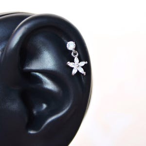 Flower Dangle Ohr-Piercing, Verkauft als set von 2 in gold oder silber farbe. Elegantes und stilvolles 2 Stück Piercing für Helix, Lobe, und Knorpel