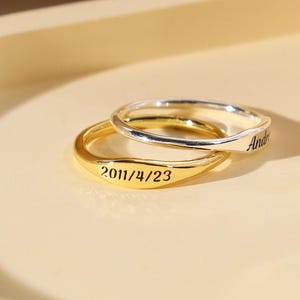 Anillo delicado con nombre apilable, anillo delgado personalizado, regalo personalizado para ella, anillo delgado grabado, regalo de dama de honor, regalo para mamá con nombre de bebé
