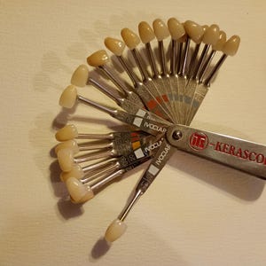 Tabela de cores dentárias de metal vintage da marca KERASCOP dos anos 1950