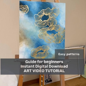 Peut inclure: Peinture abstraite sur toile, présentée sur un chevalet en bois. L'œuvre présente un schéma de couleurs bleu et or avec des formes dorées en forme de fleurs. Le texte sur l'image indique "Guide pour débutants Téléchargement numérique instantané ART VIDEO TUTORIAL" et "Easy patterns."