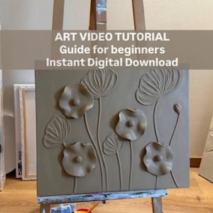 Peut inclure: Une tasse en céramique blanche avec une anse noire et le texte "But First, Coffee" dans un style manuscrit. La tasse est posée sur une surface blanche. La tasse mesure 10 cm de haut.