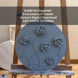 Puede incluir: Una obra de arte mural circular gris con cinco diseños de rosas en relieve. Las rosas y los tallos son de un tono gris más claro. El texto "Guide for beginner Everyone can create Instant Digital Download ART VIDEO TUTORIAL" se muestra en la parte superior.