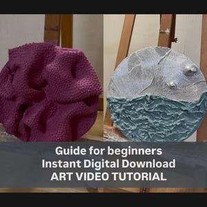 Puede incluir: Dos piezas de arte circulares y texturizadas sobre caballetes de madera. La pieza izquierda es de color magenta intenso con una superficie orgánica irregular. La derecha muestra líneas plateadas sobre un mar azul con relieve y dos esferas plateadas. Texto: Guide for beginners Instant Digital Download ART VIDEO TUTORIAL.