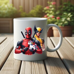Op de afbeelding: Witte keramische mok met een kleurrijke illustratie van Deadpool en Wolverine die een eenhoorn vasthouden.