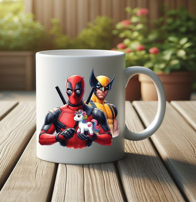 Op de afbeelding: Witte keramische mok met een kleurrijke illustratie van Deadpool en Wolverine die een eenhoorn vasthouden.