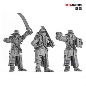Könnte beinhalten: Drei graue Miniaturfiguren im futuristischen Militärstil. Jede Figur trägt einen langen Mantel, einen Helm und eine Maske. Eine Figur hält ein großes Schwert, eine andere eine Pistole und die dritte ein Schwert. Das Redmakers-Logo befindet sich oben rechts.