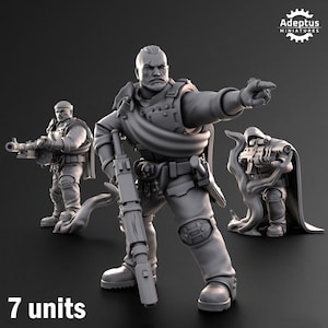 Könnte beinhalten: Drei graue Miniaturfiguren von Soldaten in taktischer Ausrüstung, die jeweils eine Waffe halten. Die zentrale Figur zeigt nach vorne, während die anderen Gewehre halten. Der Text "7 Einheiten" befindet sich unten, und das Adeptus Miniatures-Logo befindet sich oben rechts.