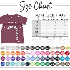 以下が含まれることがあります： 幼児用ファインジャージーTシャツのサイズチャート。サイズ2Tから7までのインチ単位の寸法（幅、胸囲、着丈など）が表示されています。シャツはマルーン色で、さまざまな色のオプションも表示されています。