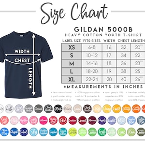 以下が含まれることがあります： ネイビーブルーのGildan 5000BヘビーコットンユースTシャツ。サイズチャート付き。XSからXLまでのサイズが記載され、幅、胸囲、着丈の測定値はインチ（cmに変換）で表示。カラーオプションが下部に表示されています。
