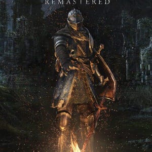 Op de afbeelding: Omslag van de videogame Dark Souls Remastered. Een ridder in donker pantser staat voor een kampvuur en houdt een zwaard en schild vast. De achtergrond is een donkere, middeleeuwse omgeving met de titel van het spel bovenaan.