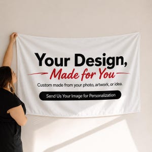 Op de afbeelding: Een rechthoekig wandkleed van witte stof met zwarte en rode tekst: Your Design, Made for You, Custom made from your photo, artwork, or idea. Send Us Your Image for Personalization in een zwarte afgeronde rechthoek.