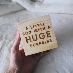 Zwangerschap onthuld | Gepersonaliseerde vierkante doos | Creatieve aandenken voor verrassing babyaankondiging | Voeg je eigen fopspeen of aangepast item toe