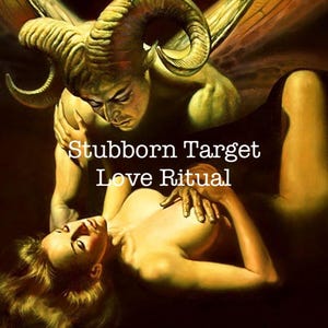 Op de afbeelding: Een digitale illustratie van een gehoornde, gevleugelde figuur met een menselijk gezicht, die een vrouw omarmt. De tekst "Stubborn Target Love Ritual" is over de afbeelding gelegd.
