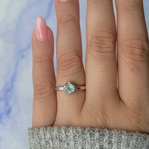 Green Kyanite Ring / 925 Sterling Silver Ring / Rhodium vermeil / Healing Gemstone / Gifts for her / Round Cut / Dainty Green Kyanite Rings