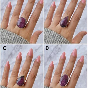 以下が含まれることがあります： 深みのあるマゼンタパープルの磨かれた石があしらわれた4つのシルバーリング。Aは丸みを帯びた長方形、BとCはティアドロップ型、Dは楕円形の石がセットされています。それぞれのリングはシンプルなシルバーのバンドで構成されています。