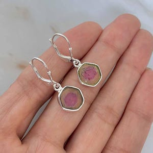 Pendiente de rebanada de turmalina sandía / Plata de ley 925 / Piedra preciosa curativa / Regalo para ella / Joyería de turmalina / Pendiente de rebanada elegante