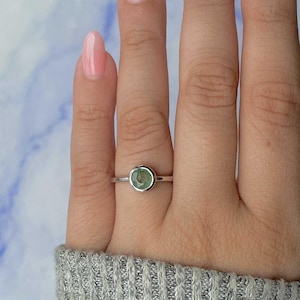 Green Kyanite Ring / 925 Sterling Silver Ring / Rhodium vermeil / Healing Gemstone / Gifts for her / Round Cut / Dainty Green Kyanite Rings