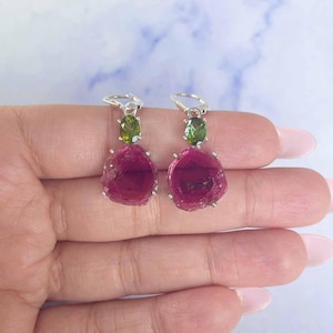 Pendiente de rebanada de turmalina sandía / Plata de ley 925 / Piedra preciosa curativa / Regalo para ella / Joyería de turmalina / Pendiente de rebanada elegante