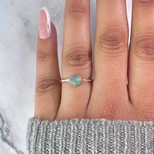 Anello con opale / Argento sterling 925 / Vermeil rodiato / Pietra curativa / Anello impilabile / Regalo per lei / Cabochon rotondo / Anello delicato OPL-SR-2529.