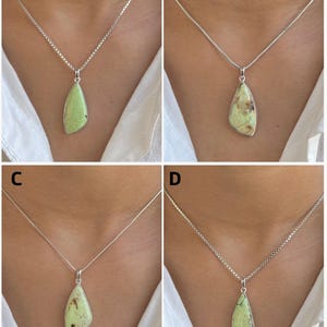 Pu&ograve; includere: Quattro collane in argento con pendenti a forma di goccia e pietre verde chiaro. Il pendente A ha una pietra verde chiaro tinta unita, B e C hanno pietre con motivi a matrice marrone, e D ha una pietra verde chiaro con venature scure.